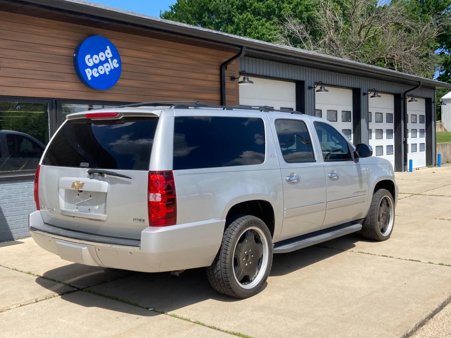 2011 Bright Silver Met Chevrolet Suburban LTZ 1500 4WD (1GNSKKE38BR) with an 5.3L V8 OHV 16V FFV engine, 4-Speed Automatic transmission, located at 1800 South Ihm Blvd, Freeport, IL, 61032, (815) 232-5543, 42.278645, -89.607994 - Photo#1